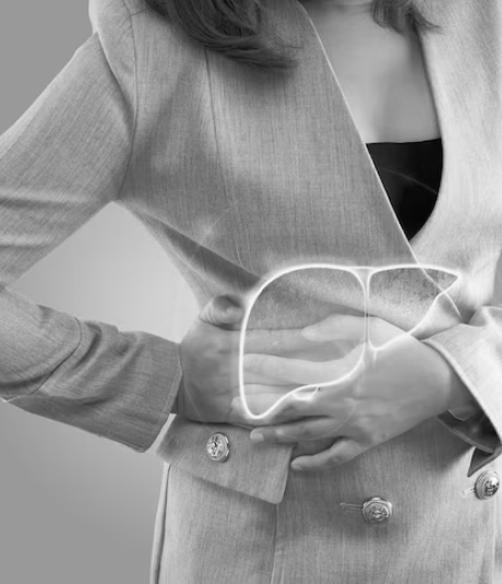 Mulher com dor no fígado precisando de um médico Gastroenterologia ou Hepatologia